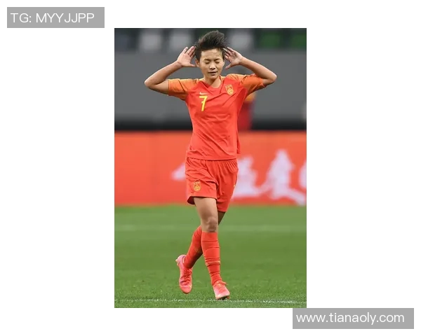 韩端的传奇旅程：从青涩少女到足球场上的璀璨明星